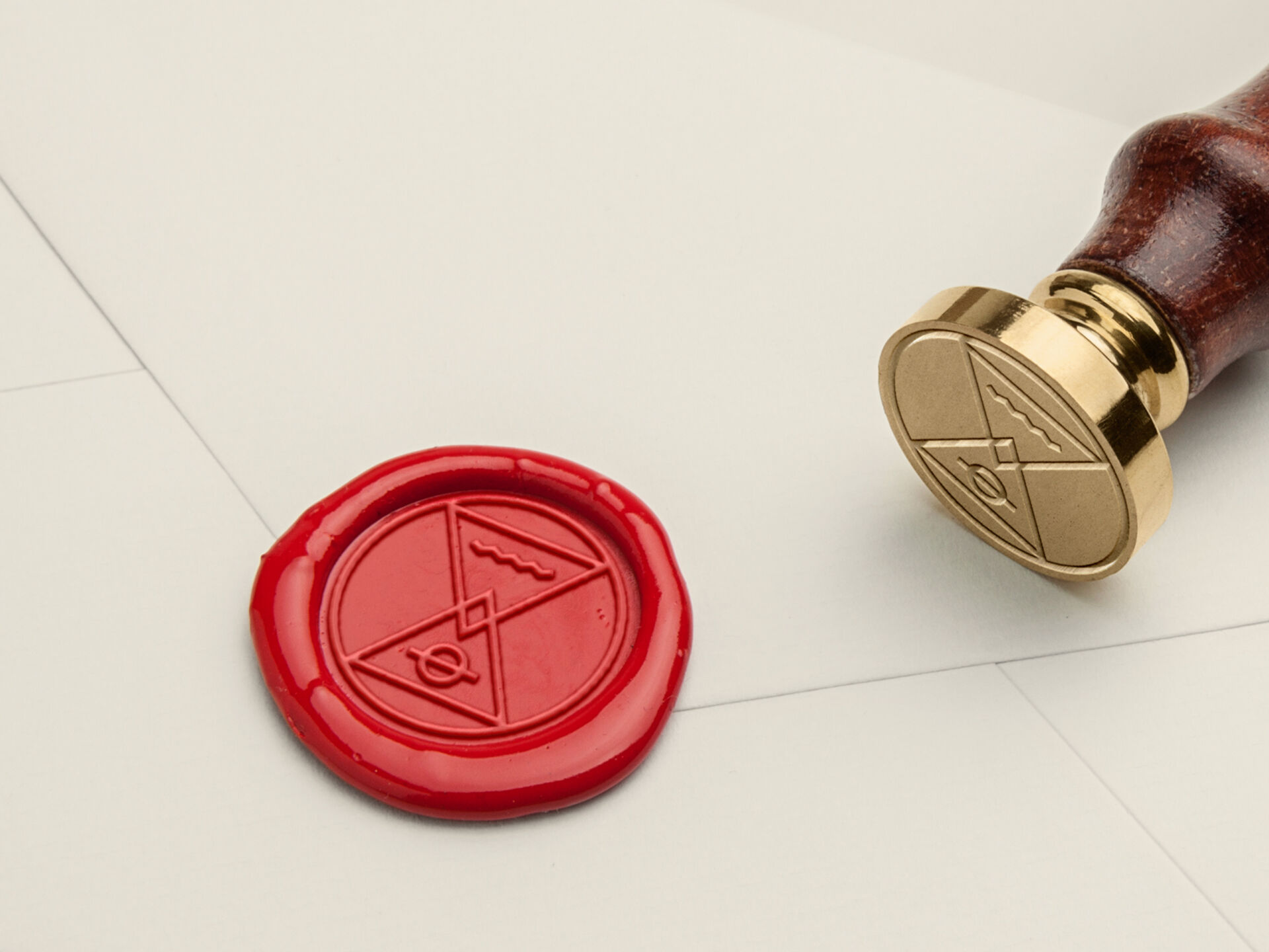 Élixir d'Athanor - cachet de cire rouge - packaging spiritueux artisanal